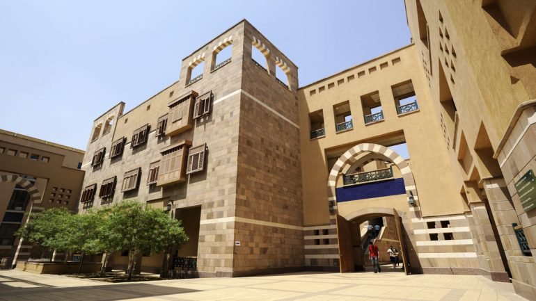 مصاريف الجامعة الأمريكية في مصر (AUC) بالجنيه والدولار لعام 2026