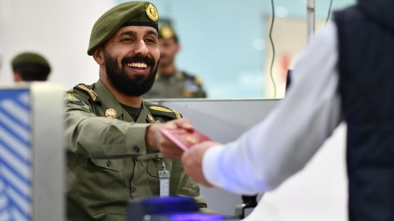 مواعيد فتح باب القبول في الجوازات السعودية للرجال والنساء