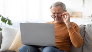 بعد الأربعين.. 7 علامات تكشف أن عينيك تطلبان نظارات القراءة